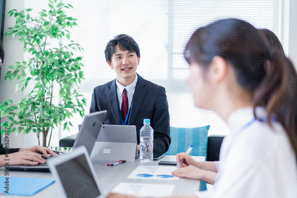 楽しくオフィスで働くビジネスパーソン 楽しくオフィスで働くビジネスパーソン