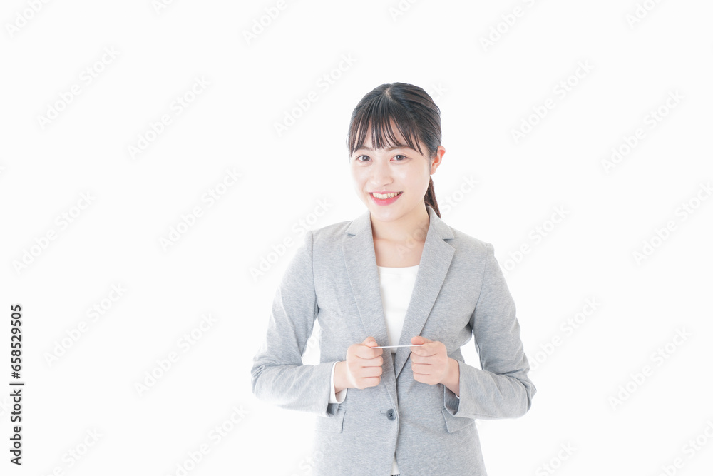 名刺を差し出す若いキャリアウーマン