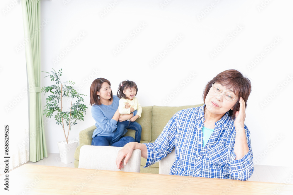 ふるさとに子供と帰省する家族 ふるさとに子供と帰省する家族