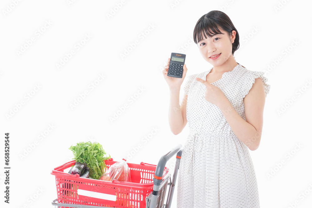 家計を計算する若い主婦