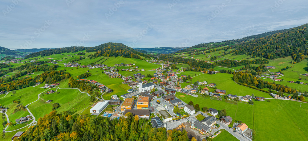 Der kleine Ort Hittisau im Bregenzerwald im Luftbild