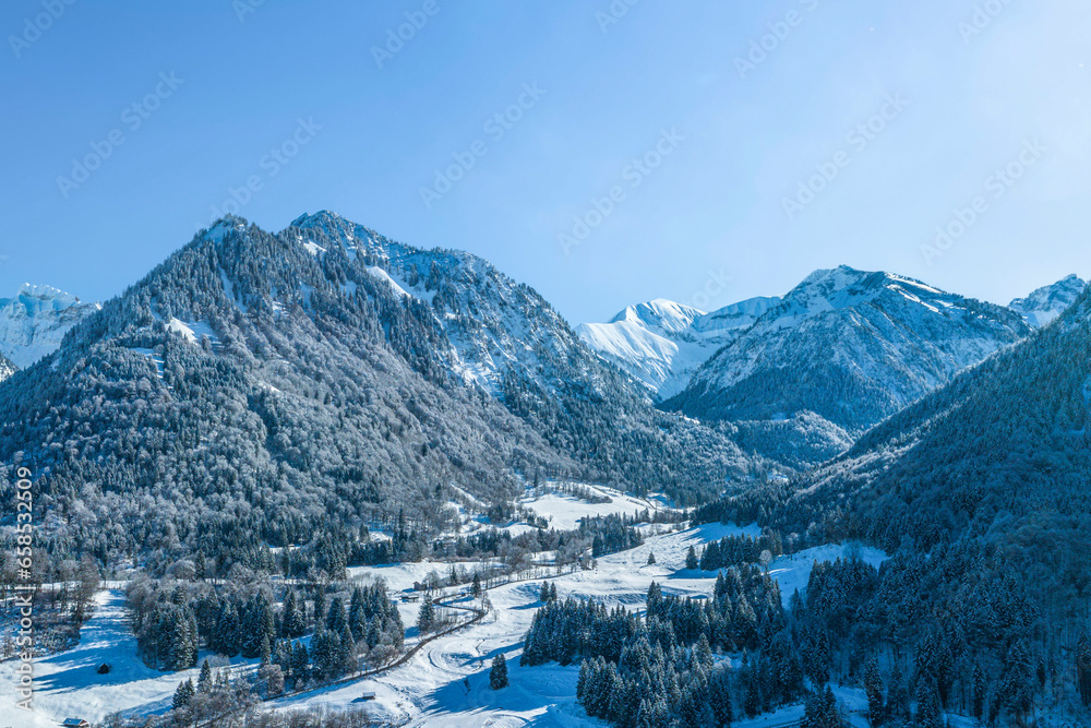 Winter im Oberallgäu südlich von Oberstdorf, Blick ins Tal der Trettach