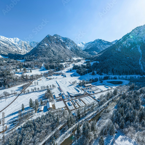 Ausblick auf das Nordic Zentrum Oberstdorf im winterlich verschneiten Stillachtal