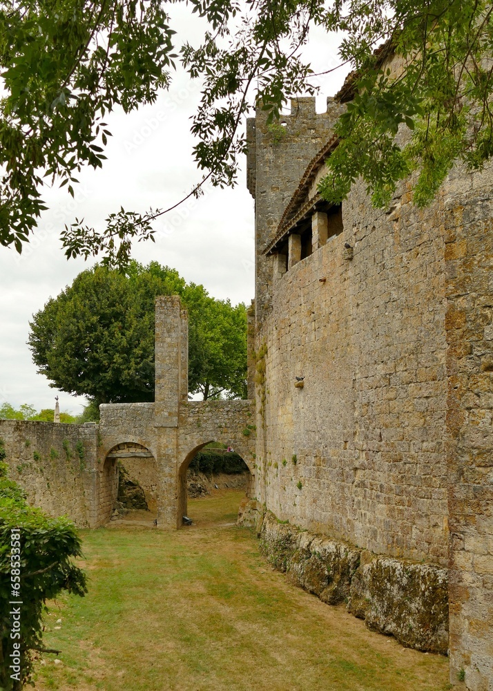 Les remparts du village médiéval fortifié de Larressingle