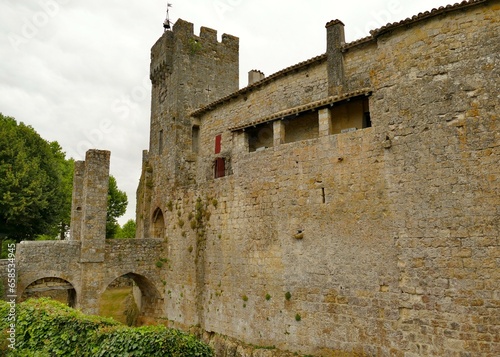 Les remparts du village médiéval fortifié de Larressingle photo