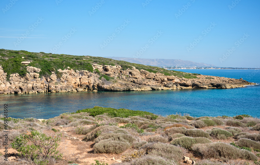 Golfo con scogliera e mare calmo in Sicilia