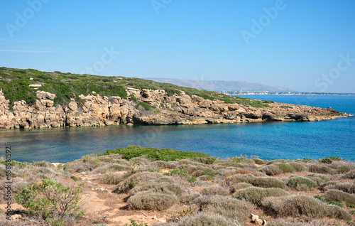 Golfo con scogliera e mare calmo in Sicilia