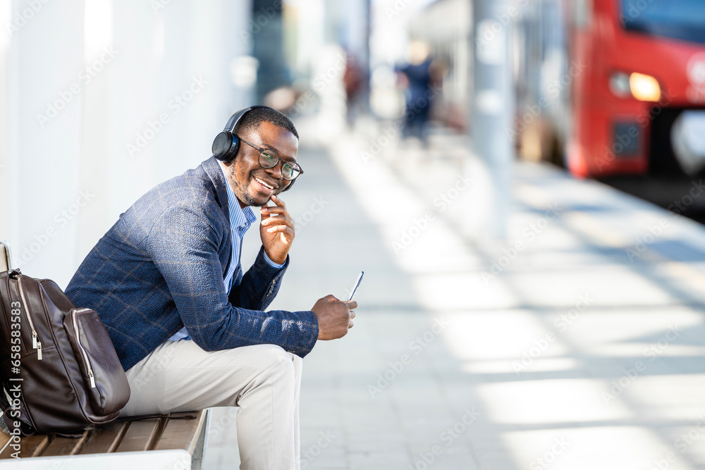Ταπετσαρία Portrait of happy businessman commuter waiting for the train at the station