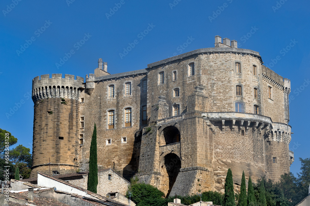 vue du château médiéval de Suze la Rousse (Drôme, France)