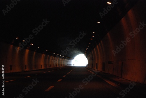 ATTRAVERSANDO UN GALLERIA DELL AUTOSTRADA IN DIREZIONE SUD ITALIA.