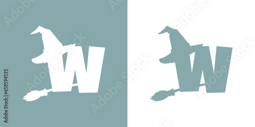 Icono letra inicial W con silueta de sombrero de bruja volando en escoba. Logo para su uso en invitaciones y tarjetas de Halloween