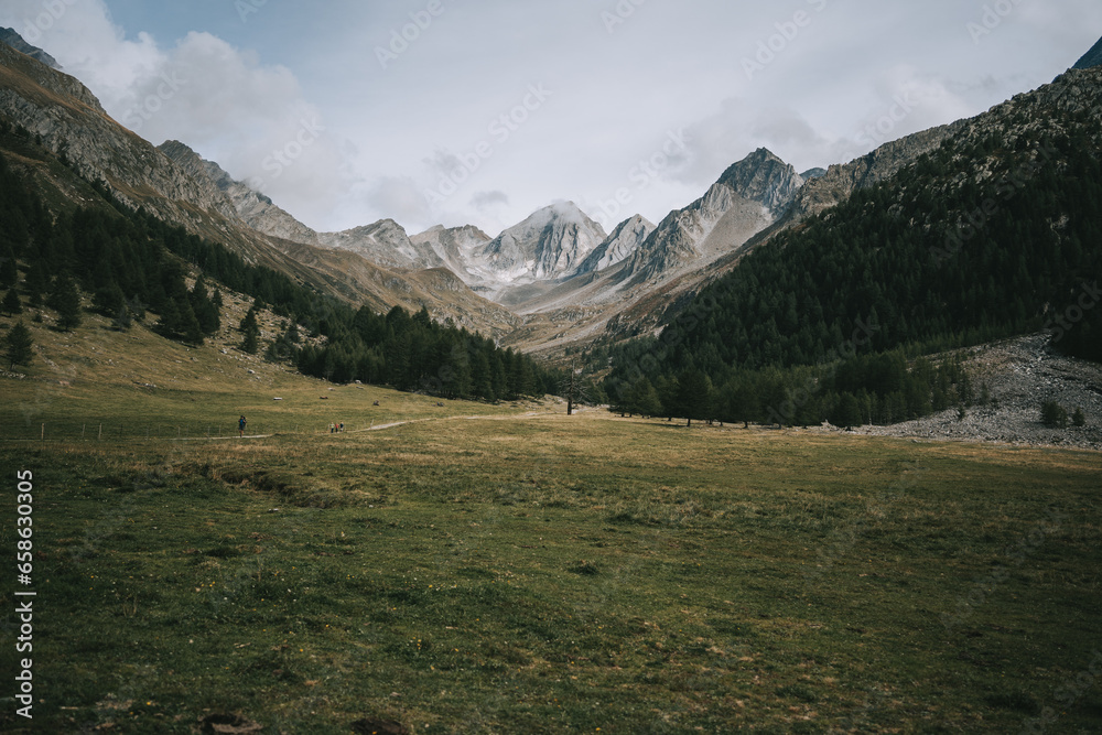 Wanderweg oim Pfossental. Im Hintergrund wunderschöne Berge der Texelgruppe in Südtirol Spätsommer 2