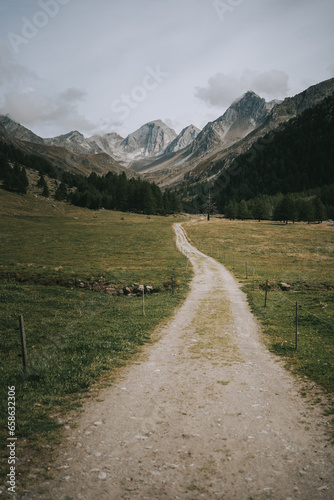 Wanderweg oim Pfossental. Im Hintergrund wunderschöne Berge der Texelgruppe in Südtirol Spätsommer 1 © Marlon