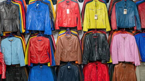 Foto Moroccan leather goods on display at the showroom of a traditional tannery