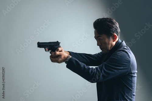 拳銃を構えるミドル男性 photo