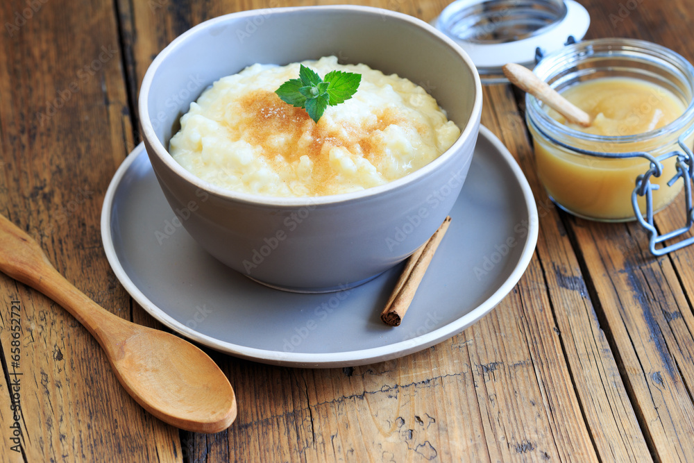 Milchreis und Apfelmus und Zimt Milchreis und Apfelmus und Zimt