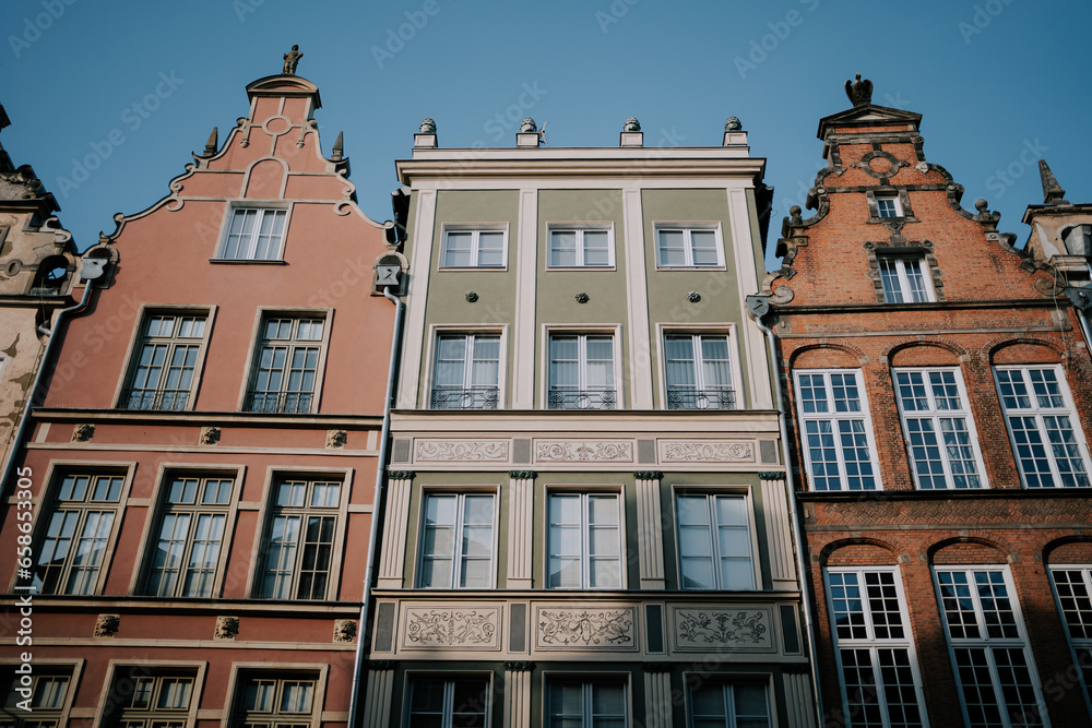 Bunter Häuser in Danzig am frühen Morgen. Wunderschöne Altstadt Gdansk in Polen im Spätsommer Herbst 5