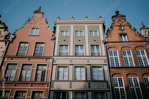 Bunter Häuser in Danzig am frühen Morgen. Wunderschöne Altstadt Gdansk in Polen im Spätsommer Herbst 5