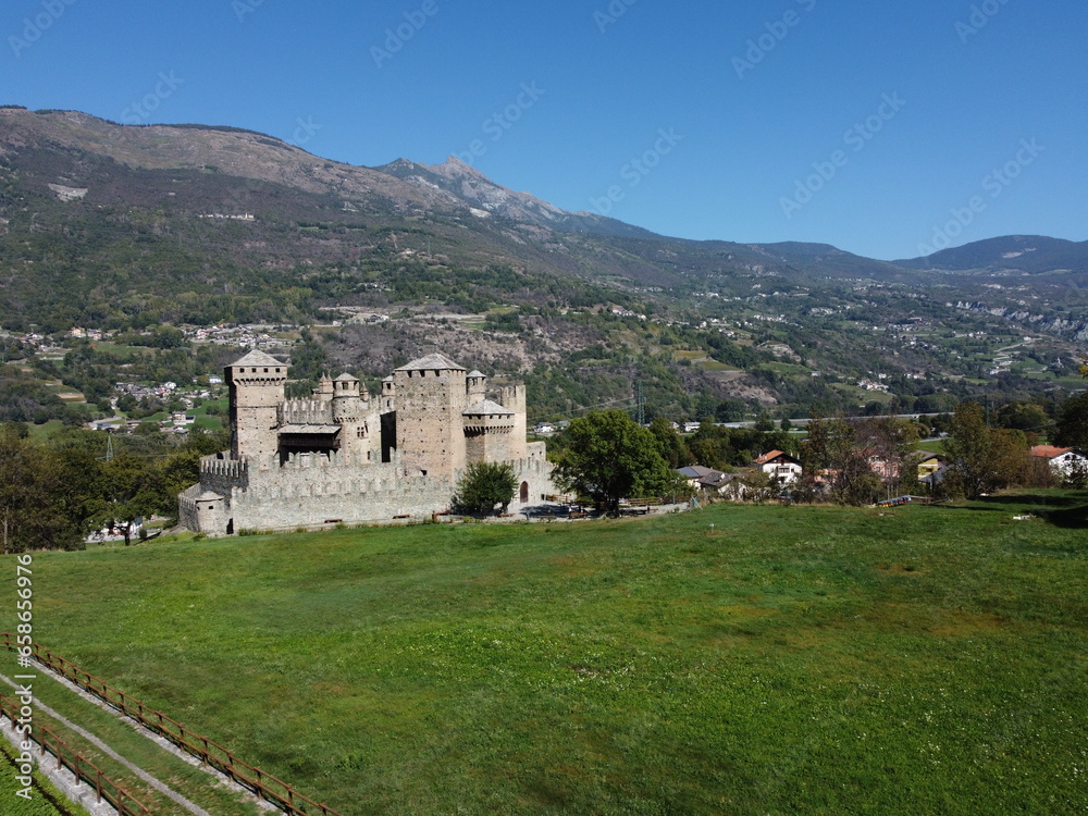Vista  aerea dal drone. Il castello di Fénis è un castello medievale italiano situato nel comune di Fénis. È uno dei castelli più famosi della Valle d'Aosta.