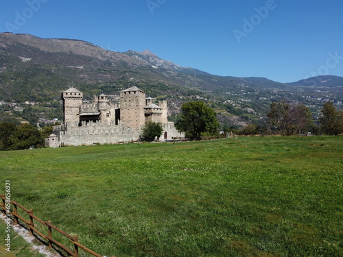 Vista  aerea dal drone. Il castello di Fénis è un castello medievale italiano situato nel comune di Fénis. È uno dei castelli più famosi della Valle d'Aosta.