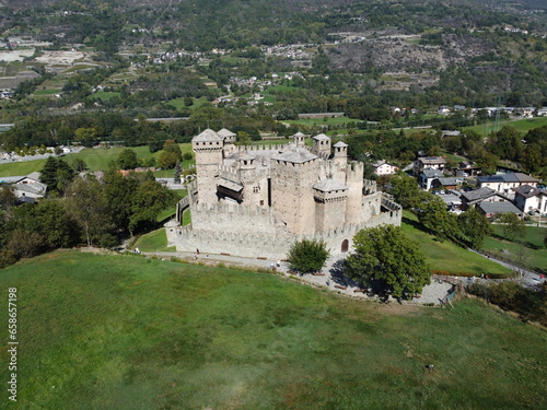 Vista  aerea dal drone. Il castello di Fénis è un castello medievale italiano situato nel comune di Fénis. È uno dei castelli più famosi della Valle d'Aosta.
