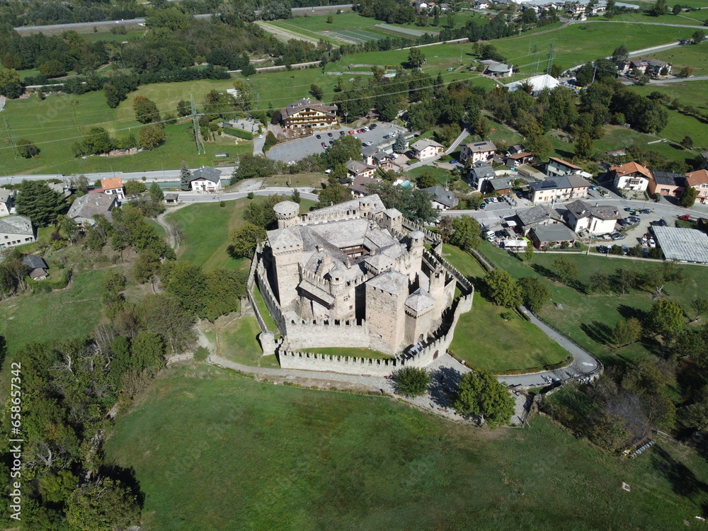 Vista aerea dal drone. Il castello di Fénis è un castello medievale