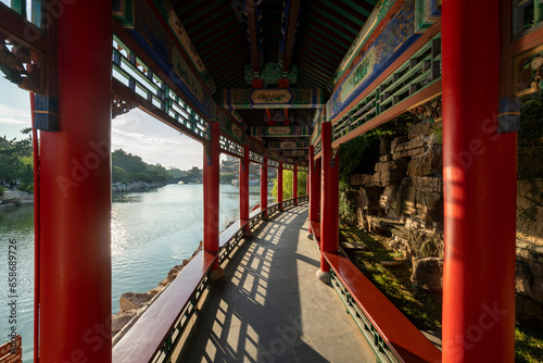 Canvas Print Ancient architectural corridors and palaces on the lake