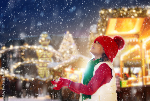 Canvas Print Family at Christmas fair in snow. Xmas market.
