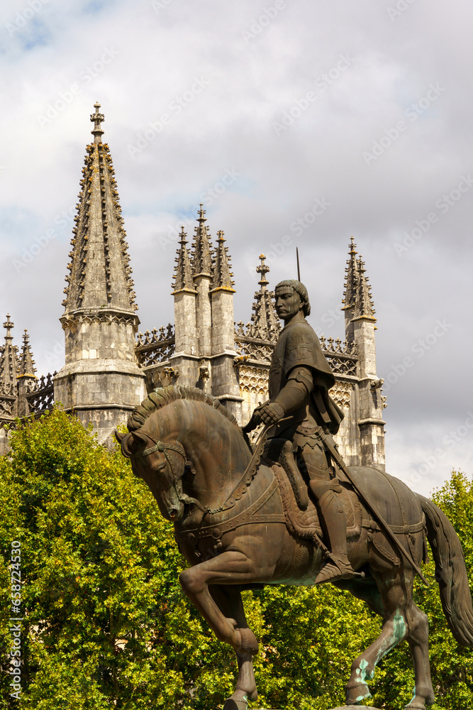 Fototapeta premium Statue of Nuno Alvares Pereira the Constable saint riding a stalion