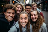 Fröhliche Teenager-Gruppe macht Herbst-Winter Selfies in der Stadt - Teamgeist, Lebensfreude und Glück mit Freunden