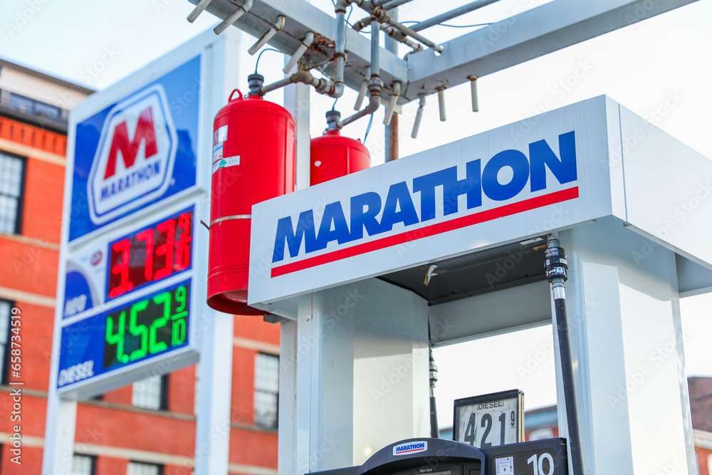 Foto De Boston MA USA October 7th 2023 Marathon Gas Station With foto-de-boston-ma-usa-october-7th-2023-marathon-gas-station-with