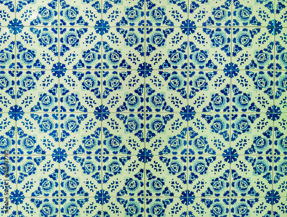Painel de azulejos azuis com motivos tradicionais portugueses. 