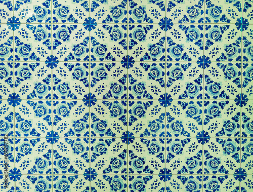 Painel de azulejos azuis com motivos tradicionais portugueses. 