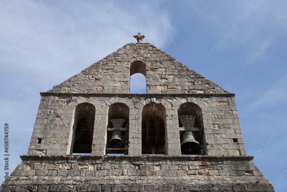 Naklejka premium Clocher de l'église médiévale du village de Ailhon en Ardèche