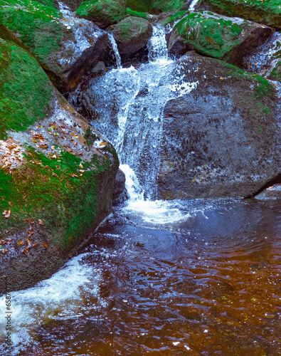 Wasser fließt ins Tal