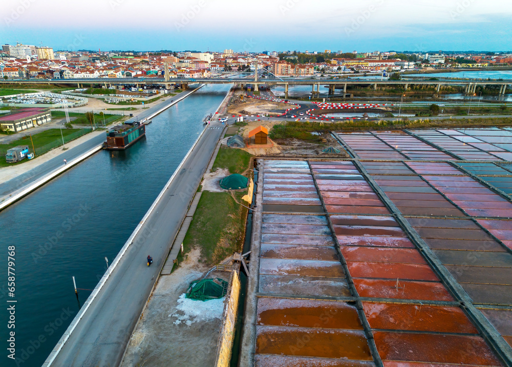 Obraz premium Vista da cidade de Aveiro desde a ria de Aveiro. 