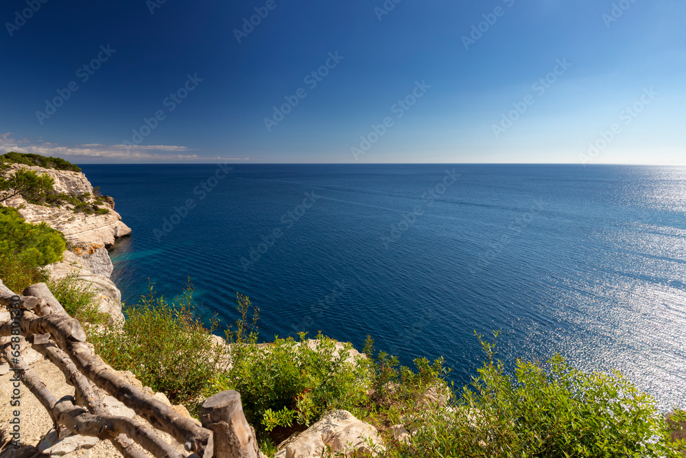 Krajobraz morski i skaliste wybrzeże, pocztówka z podróży, urlop i zwiedzanie hiszpańskiej wyspy Menorca, Hiszpania - obrazy, fototapety, plakaty 