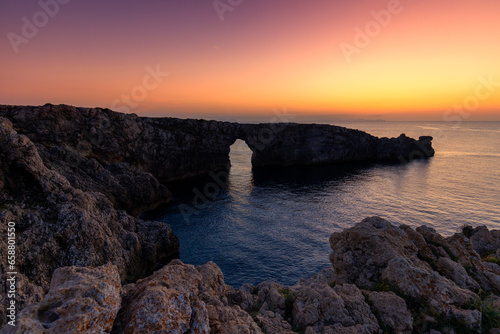 Krajobraz morski i skaliste wybrzeże, relaks i zachód słońca, miły i ciepły wieczór na hiszpańskiej wyspie, ujęcie na tle natury, Menorca © anettastar