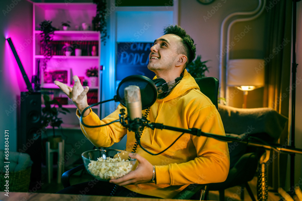 Obraz premium man shooting or streaming video podcast or vlogg blogger at studio
