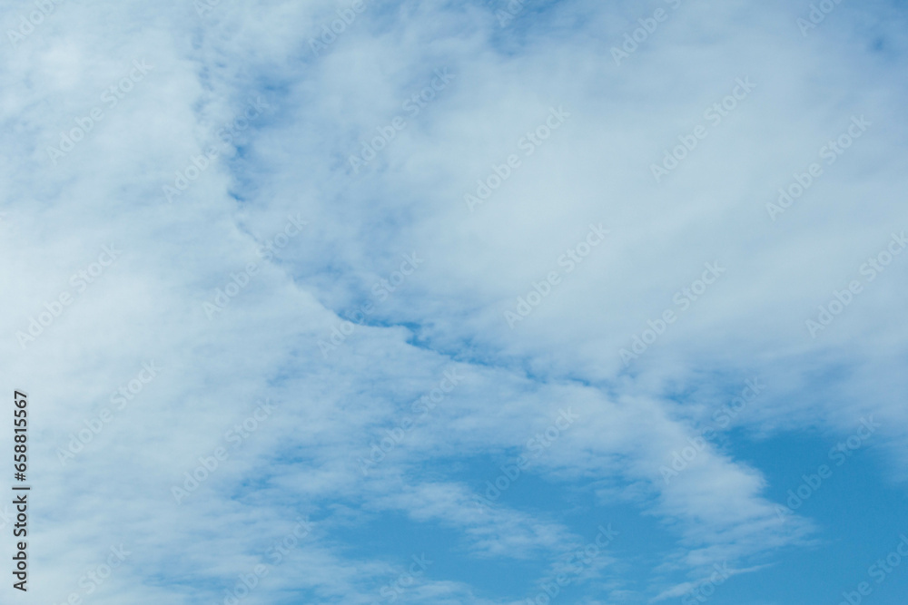 Fototapeta premium 薄雲に覆われた秋の空