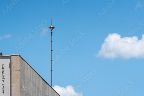 Foto Lightning rod on the roof of a building against a blue sky