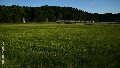 北陸新幹線敦賀延伸前の北陸本線を走る521系普通列車 （北陸本線 大聖寺 - 牛ノ谷, 2023年10月） photo