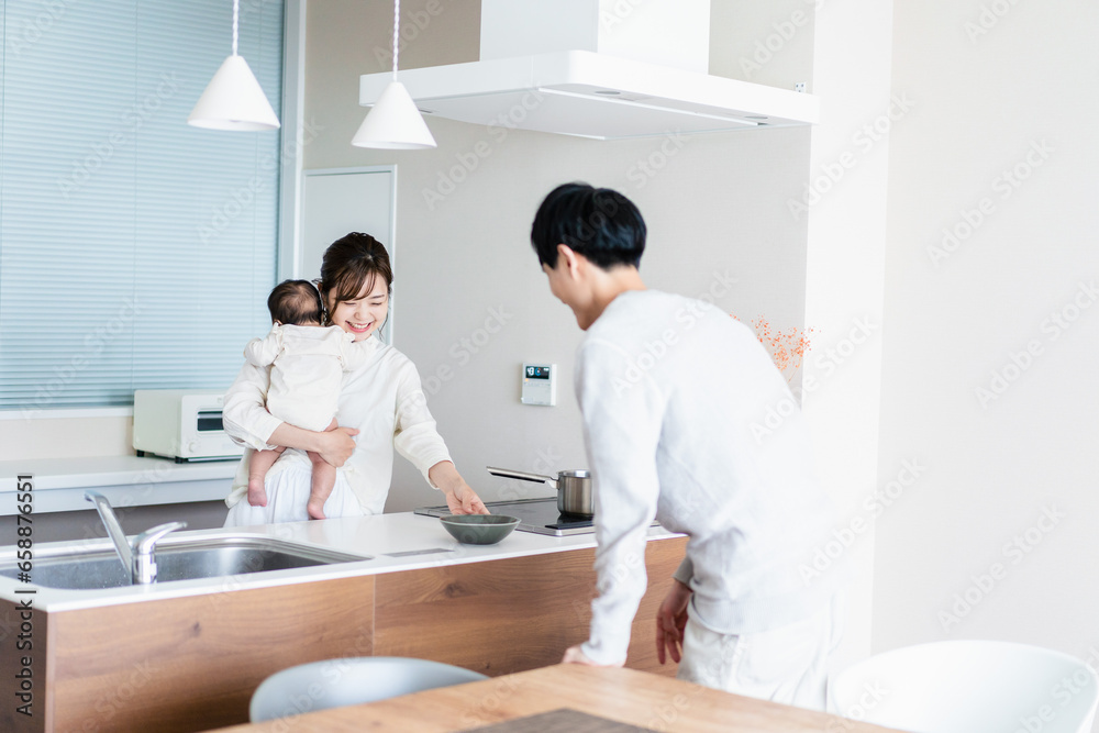 Obraz premium 子育てと家事を分担する若いファミリー