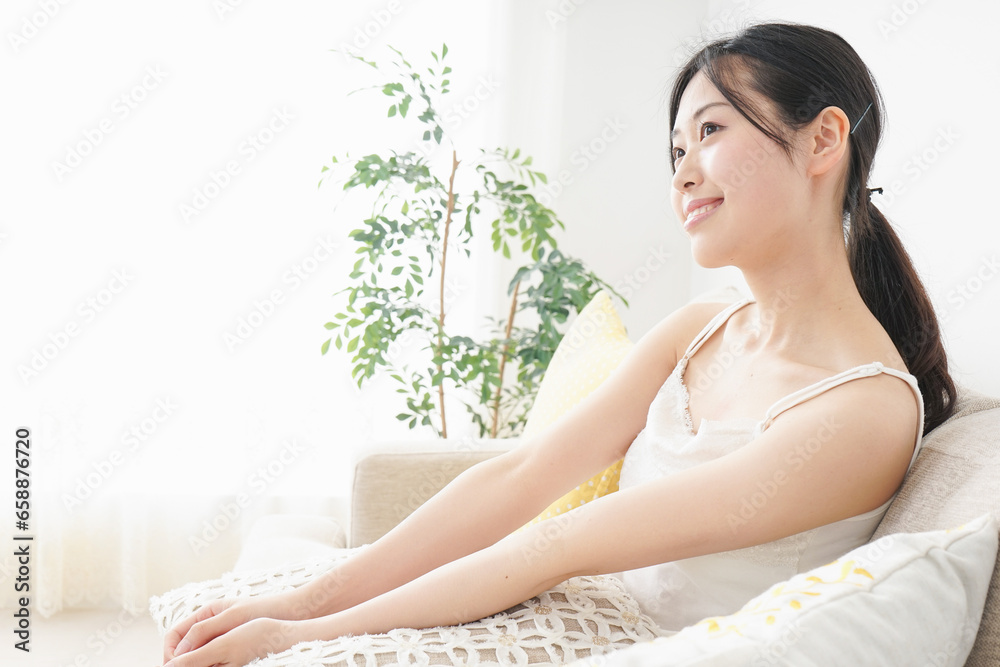 お風呂上りにリラックスをする女性 お風呂上りにリラックスをする女性