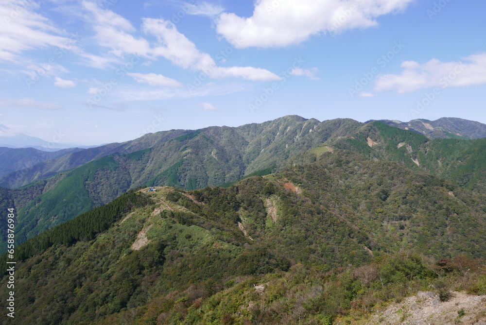 Mt. Tonodake is the highest peak along the Omote Ridge  that runs between Mt. Oyama and Nabewari Ridge . It has easy access, being about 80 minutes to Shibusawa Station from both Shinjuku and Tokyo.