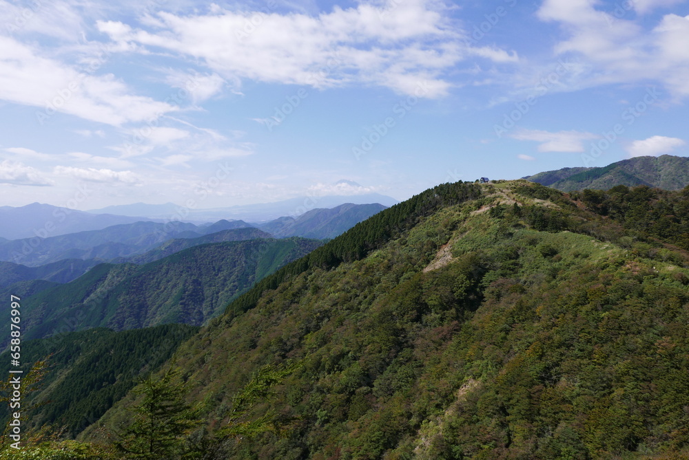 Mt. Tonodake is the highest peak along the Omote Ridge  that runs between Mt. Oyama and Nabewari Ridge . It has easy access, being about 80 minutes to Shibusawa Station from both Shinjuku and Tokyo.