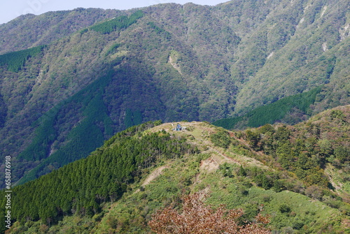 Mt. Tonodake is the highest peak along the Omote Ridge  that runs between Mt. Oyama and Nabewari Ridge . It has easy access, being about 80 minutes to Shibusawa Station from both Shinjuku and Tokyo. photo