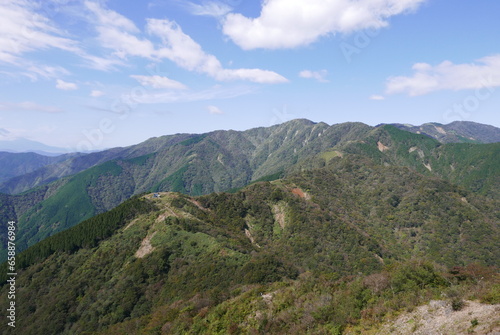 Mt. Tonodake is the highest peak along the Omote Ridge  that runs between Mt. Oyama and Nabewari Ridge . It has easy access, being about 80 minutes to Shibusawa Station from both Shinjuku and Tokyo. © Optimistic Fish