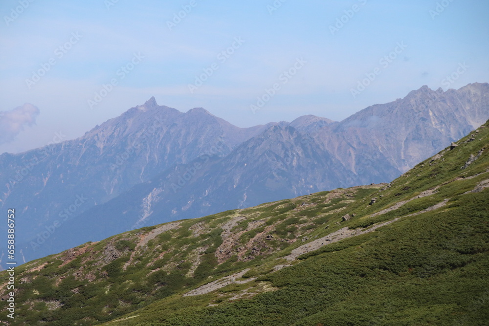 乗鞍岳の風景。乗鞍から見る槍ヶ岳。乗鞍岳は飛騨山脈南部にある剣ヶ峰を主峰とする山々の総称。