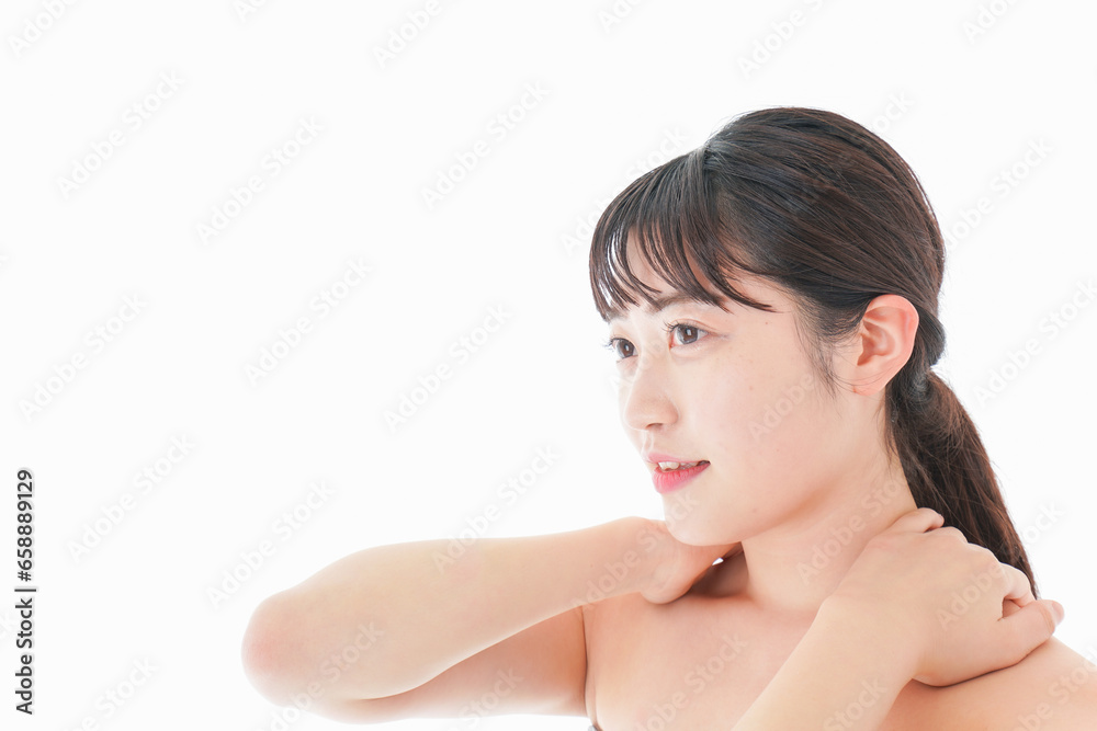ビューティーケアをする若い女性 ビューティーケアをする若い女性